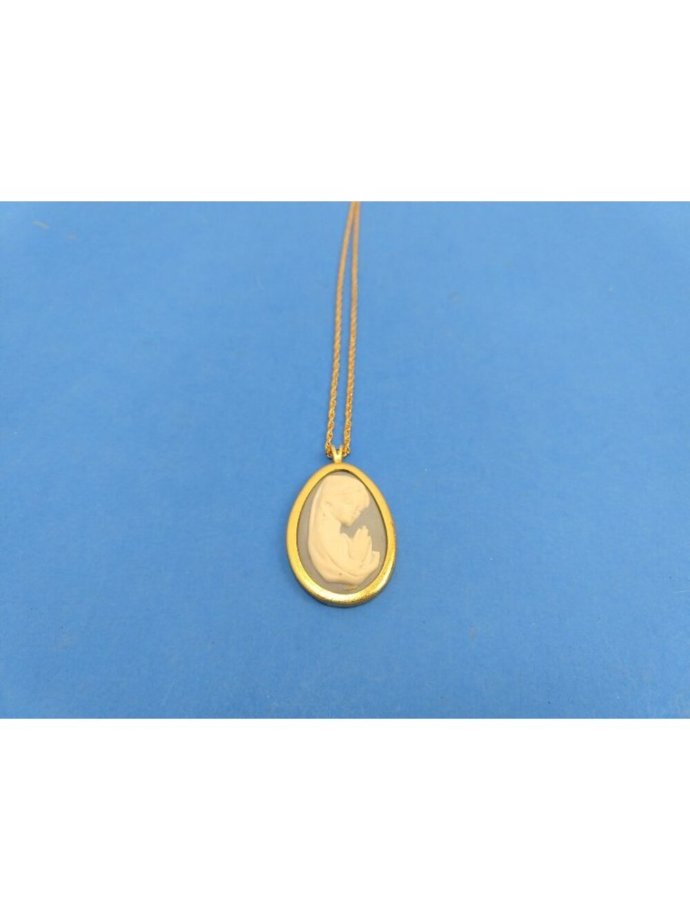 Vintage Blue White Porcelain Cameo Goldtone Pendant Necklace Religious SS1284